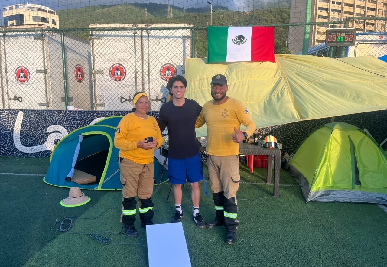 Conexión satelital para los rescatistas de México.
