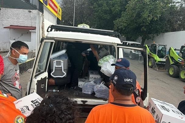 Entrega de insumos a los rescatistas de El Salvador.